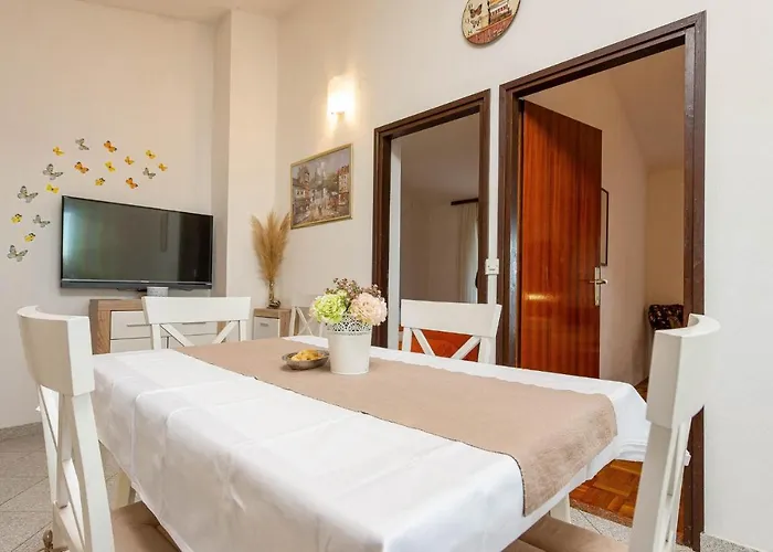 2 Bedroom Gorgeous In דירה Kožino
