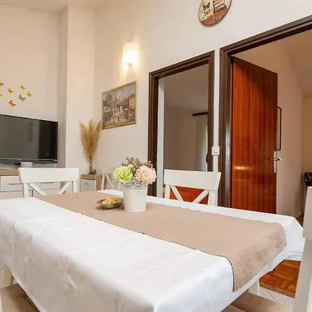 2 Bedroom Amazing In Apartman Kožino